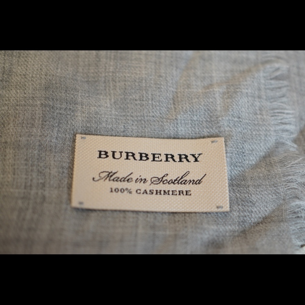Burberry Cashmere Scarf in Pale Gray NWT - Picture 3 of 4